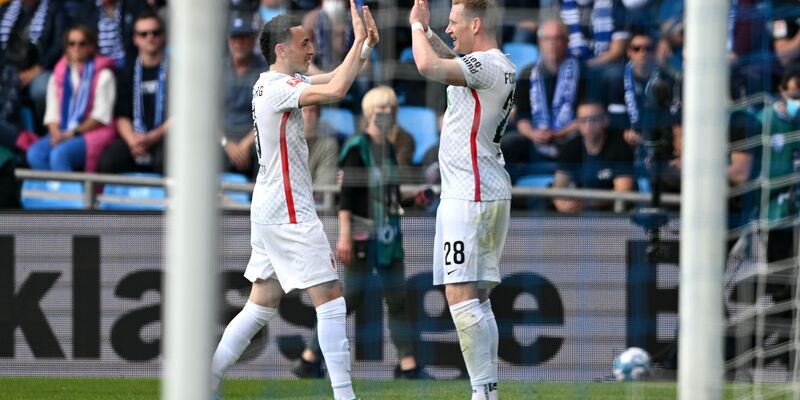 Samuel Essende ließ die Gäste früh jubeln. - Foto: David Inderlied/dpa