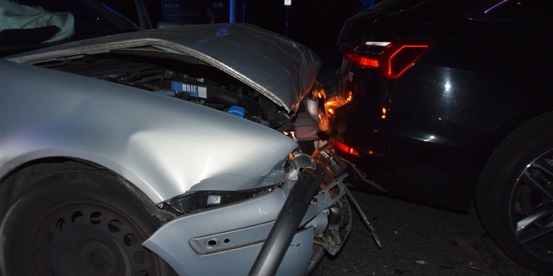 POL-HF: Alleinunfall - BMW prallt gegen Baum - Foto: presseportal.de