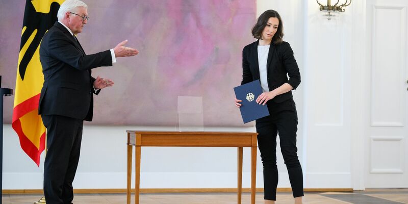 Vor drei Jahren, drei Monaten und 17 Tagen erhielt Kanzler Scholz seine Ernennungsurkunde. Heute wird er formell entlassen. - Foto: Bernd von Jutrczenka/dpa