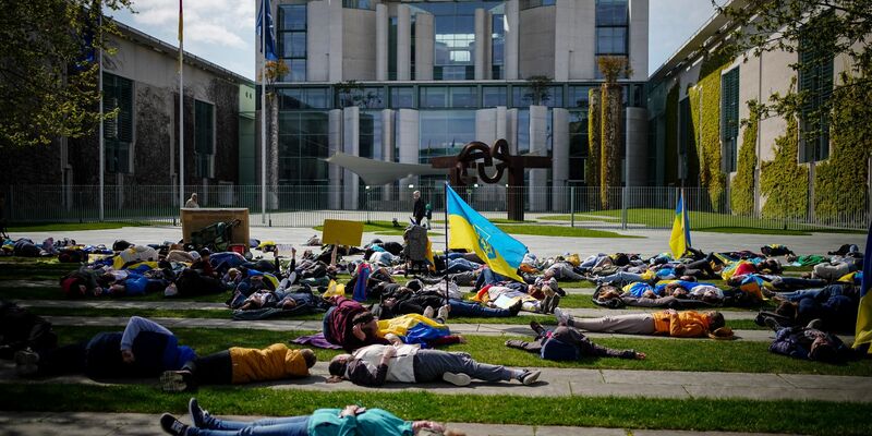 Blick auf das Bundeskanzleramt. Neun Förderprogramme werden aufgrund der Ausgabensperre im Haushalt vorläufig gestoppt. - Foto: Kay Nietfeld/dpa