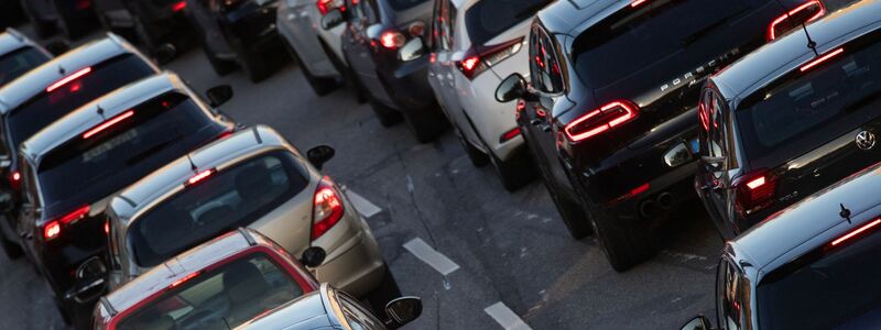 Ab 2027 soll das europäische Emissionshandelssystem auch auf den Verkehr ausgeweitet werden. - Foto: Marijan Murat/dpa