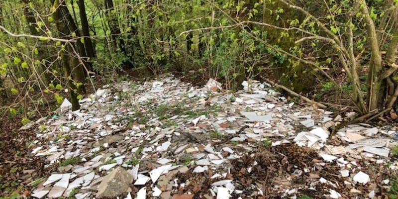 POL-VER: ++ Unbekannter verletzt 43-Jährigen mit Messer - Zeugen gesucht ++ Illegale Müllablagerung - Polizei sucht Zeugen (Foto) ++ Aufmerksame Frau stoppt Taschendieb ++ Anhänger entwendet ++ - Foto: presseportal.de