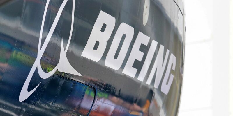 Fehlerhaftes Klebematerial kann dazu führen, dass bei einigem Flugzeugen des Typs Boeing 737 die Sauerstoff-Masken verrutschen. Nun werden hunderte Maschinen überprüft. - Foto: Elaine Thompson/AP/dpa