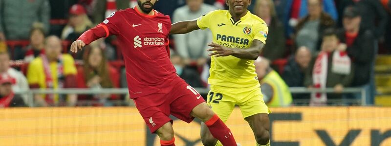 Liverpools Mohamed Salah (l) setzt sich gegen gegen Pervis Estupinan vom FC Villarreal durch. - Foto: Jon Super/AP/dpa