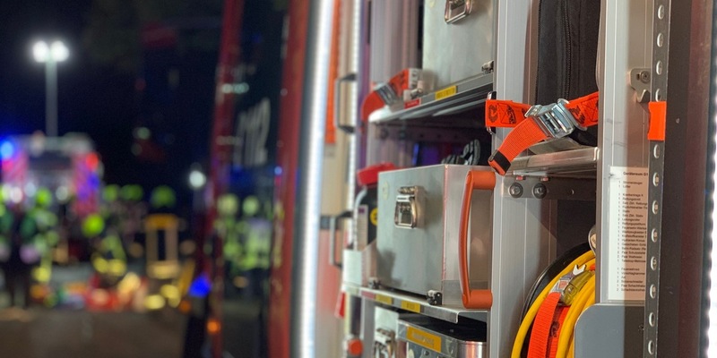 FW-OB: Verkehrsunfall auf der A42 - Pkw stürzt Böschung hinab - Foto: presseportal.de