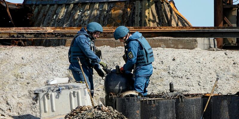 Ein russischer Soldat patrouilliert durch einen zerstörten Bereich des Iljitsch Eisen- und Stahlwerks Mariupol. - Foto: Uncredited/AP/dpa