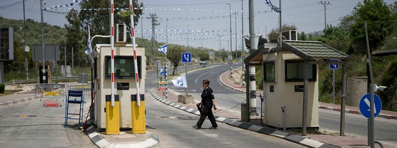 Vom Gazastreifen aus wird eine Rakete auf Israel abgefeuert, zu sehen von der israelischen Seite der Grenze aus. - Foto: Ariel Schalit/AP/dpa