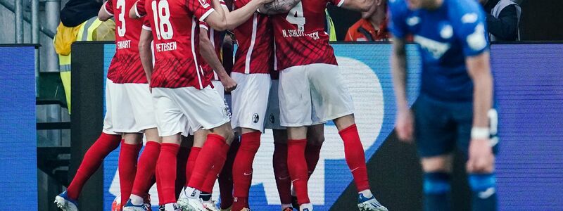 Englands Harry Kane (3.v.r) jubelt mit den Teamkollegen über sein Tor zur Führung der Three Lions. - Foto: Uwe Anspach/dpa