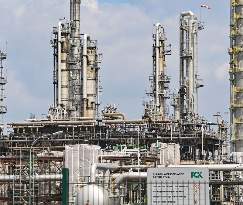 Verschiedene Anlagen der Rohölverarbeitung auf dem Gelände der PCK-Raffinerie GmbH. Der Energiekonzern Shell will seinen Anteil von 37,5 Prozent an der ostdeutschen Großraffinerie PCK Schwedt an die britische Prax-Gruppe verkaufen. - Foto: Patrick Pleul/dpa