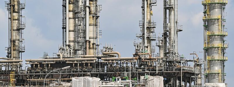 Die betroffene Pipeline gehört zur Raffinerie PCK. (Archivbild) - Foto: Patrick Pleul/dpa