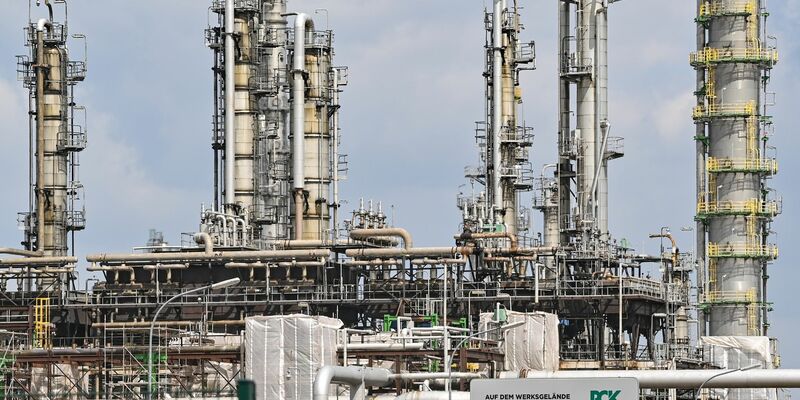 Deutsche Rosneft-Beteiligungen wie die PCK-Raffinerie dürften nach Einschätzung der Regierung nicht unter die Sanktionen fallen. (Archivbild) - Foto: Patrick Pleul/dpa