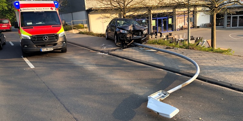 API-TH: Sattelzug fährt frontal auf Schilderwagen auf - Foto: presseportal.de