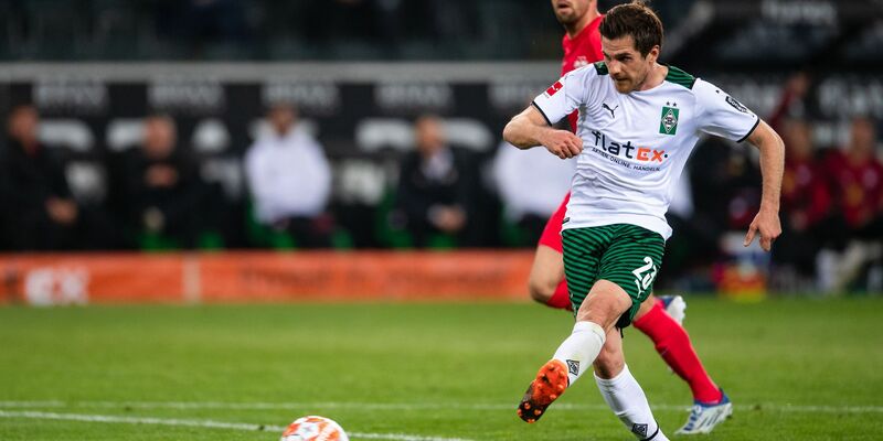 Leipzigs Torschütze Timo Werner (l-r), Xavi Simons und David Raum jubeln nach dem Treffer zur 1:0-Führung. - Foto: Marius Becker/dpa