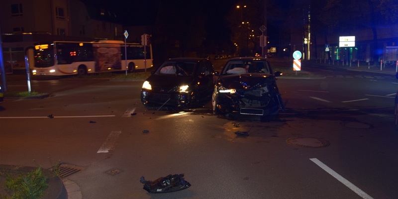POL-HF: Verkehrsunfall beim Abbiegen - Zwei Personen leicht verletzt - Foto: presseportal.de