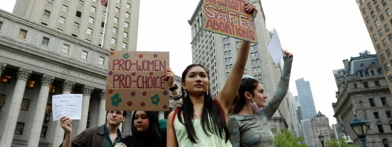 Menschen demonstrieren auf dem New Yorker Foley Square für das Recht auf Abtreibung. - Foto: Jason Decrow/AP/dpa