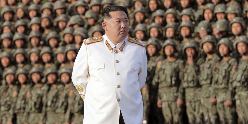 Kim Jong Un winkt aus der Tür seines Zuges am Bahnhof von Pjöngjang. - Foto: -/KCNA/dpa