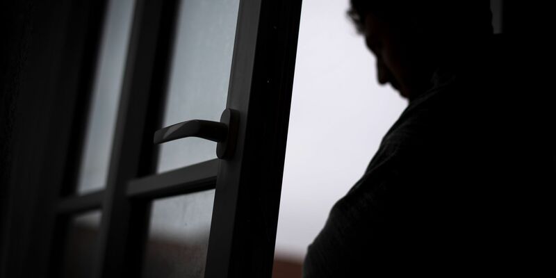 Depressiven Menschen können selbst von kleinen Aufgaben überfordert sein. (Symbolbild) - Foto: Sina Schuldt/dpa