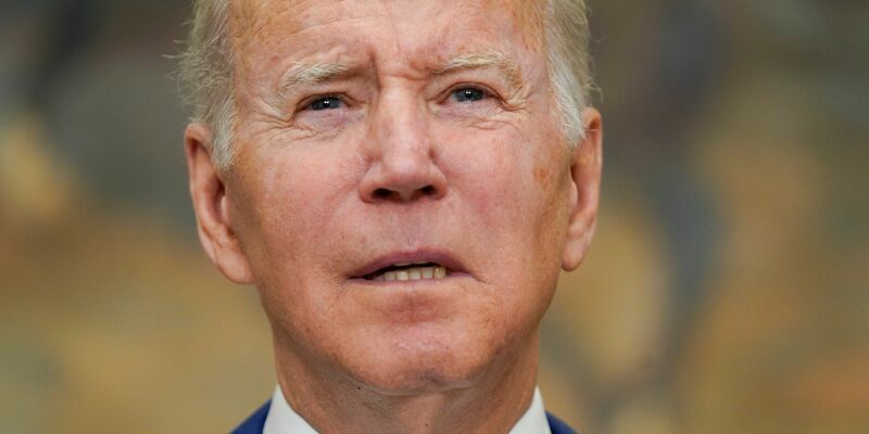 US-Präsident Joe Biden spricht vor der Unterzeichnung eines Hilfspakets für die Ukraine, das auch die Unterstützung Israels, Taiwans und anderer Verbündeter umfasst, im State Dining Room des Weißen Hauses. - Foto: Evan Vucci/AP/dpa