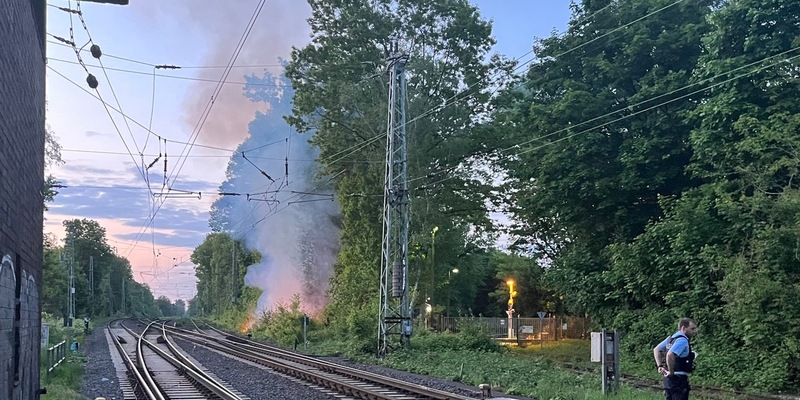 FW Moers: Menschenrettung über Drehleiter / 9 Verletzte bei Kellerbrand - Foto: presseportal.de