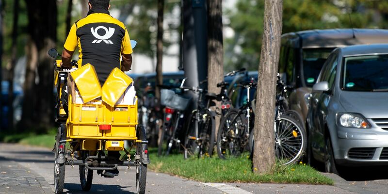 Ein Briefzustelltag weniger in der Woche? Bundesnetzagentur-Präsident Müller kann sich eine entsprechende Reform des Postgesetzes vorstellen. - Foto: Sven Hoppe/dpa