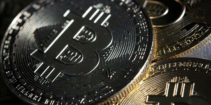 Bitcoin-Münzen liegen auf einem Tisch. - Foto: Fernando Gutierrez-Juarez/dpa
