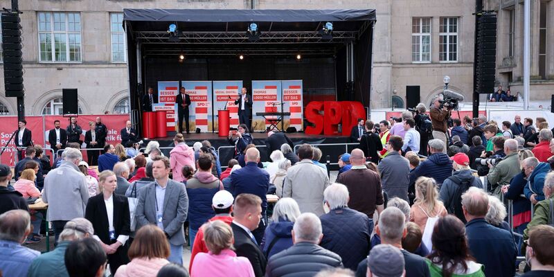 Bundeskanzler Olaf Scholz spricht bei einem Bürgergespräch in der Handelskammer im Rahmen des Bürgerfests zum Tag der Deutschen Einheit. - Foto: Christian Charisius/dpa