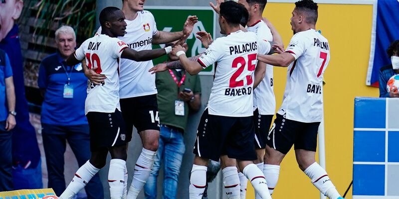 Wouter Burger (l.) darf sich zum 1:0 beglückwünschen lassen.   - Foto: Uwe Anspach/dpa