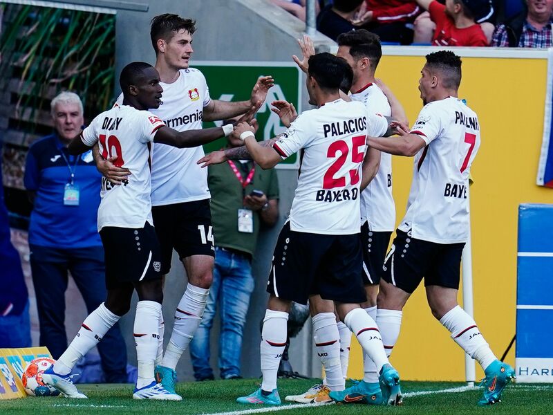 Wouter Burger (l.) darf sich zum 1:0 beglückwünschen lassen.   - Foto: Uwe Anspach/dpa