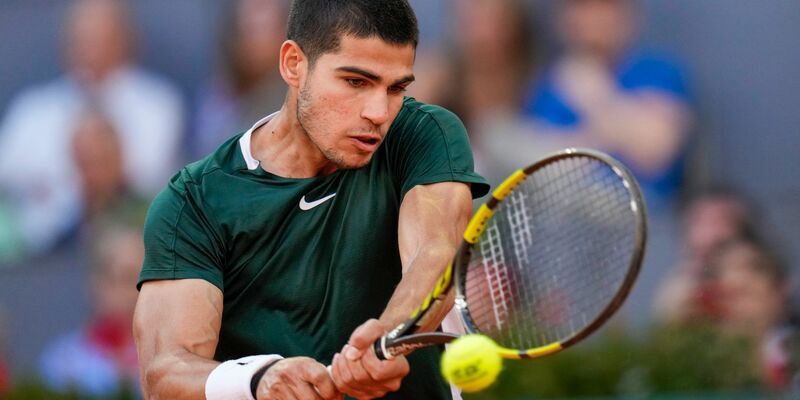Gewann sein Achtelfinale gegen Matteo Arnaldi glatt in drei Sätzen: Carlos Alcaraz. - Foto: Manu Fernandez/AP/dpa