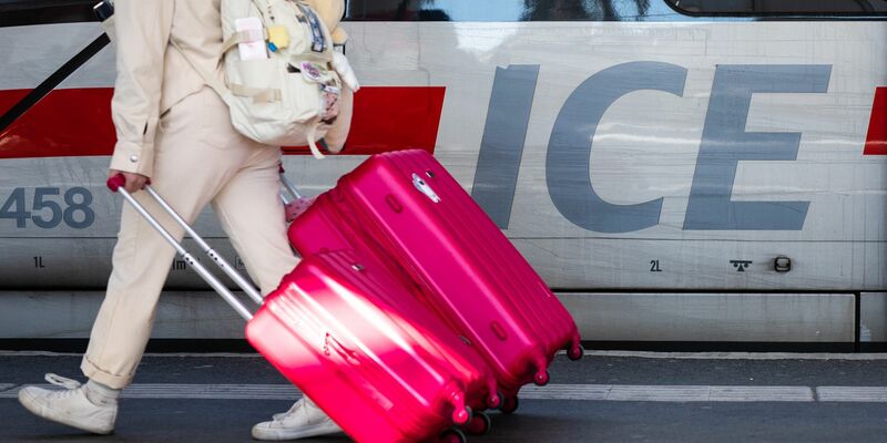 Über Ostern reisen so viele Fahrgäste wie noch nie im Fernverkehr der Deutschen Bahn. (Archivbild) - Foto: Christoph Schmidt/dpa