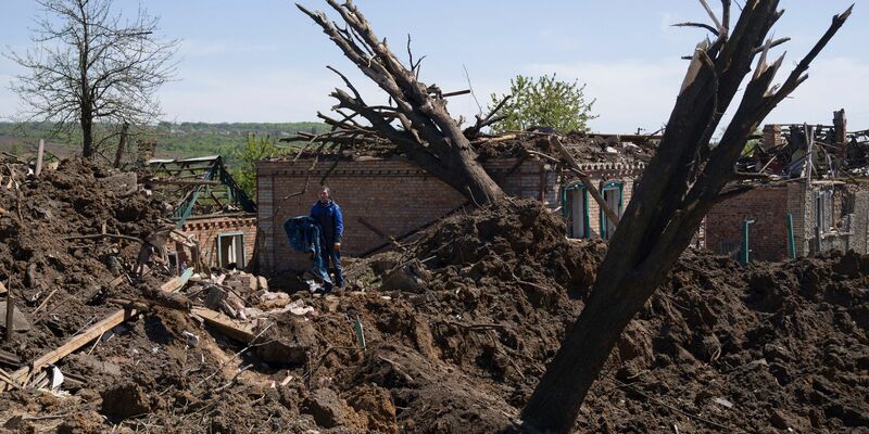 Ein ukrainischer Soldat spricht über Funk mit seinem Team, bevor eine Panzerhaubitze «Bohdana» auf russische Stellungen bei Bachmut abfeuert. - Foto: Evgeniy Maloletka/AP/dpa