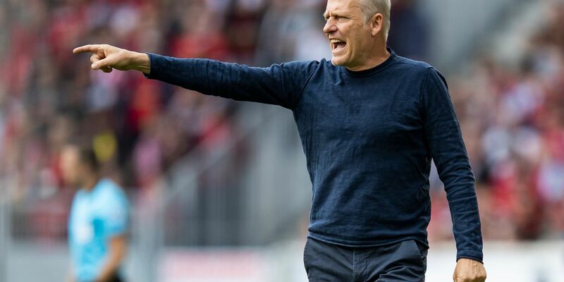 Abschied für Freiburgs Trainer Christian Streich. - Foto: Tom Weller/dpa