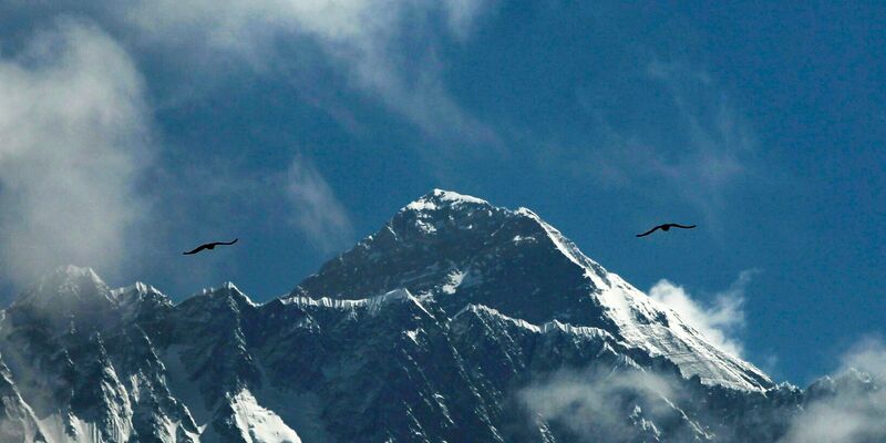Die ersten Bergsteiger akklimatisieren sich bereits am Mount Everest. - Foto: Niranjan Shrestha/AP/dpa