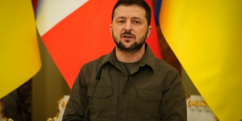 Der ukrainische Präsident Wolodymyr Selenskyj warnt vor den Folgen des Ausbleibens US-amerikanischer Militärhilfen. - Foto: Efrem Lukatsky/AP/dpa