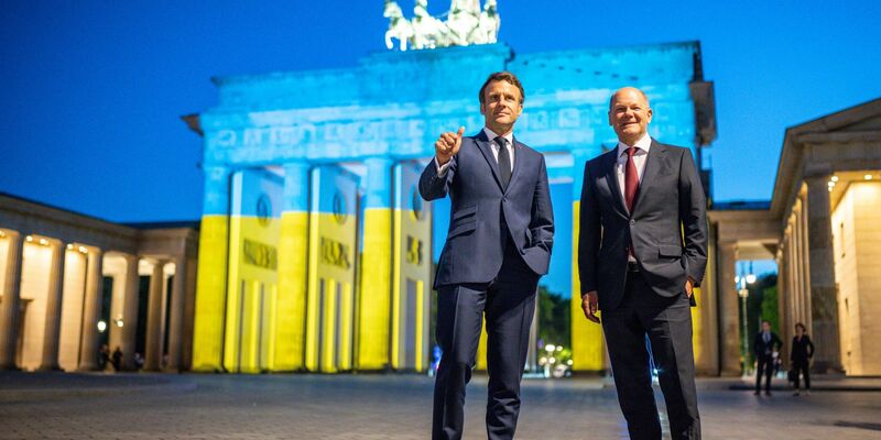 Bundeskanzler Olaf Scholz (l.), der sonst für Emmanuel Macron der wichtigste Gesprächspartner in Berlin ist, hat diesmal nur eine Nebenrolle. - Foto: Michael Kappeler/dpa