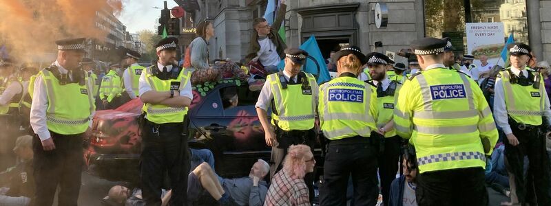 Klimaschutz-Demonstranten blockieren eine Straße in London. - Foto: Rebecca Speare-Cole/PA Wire/dpa