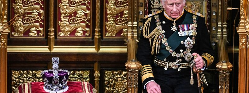 Prinz Charles von Großbritannien sitzt zur Eröffnung des Parlaments im House of Lords neben der Krone auf seinem Platz. - Foto: Ben Stansall/PA Wire/dpa