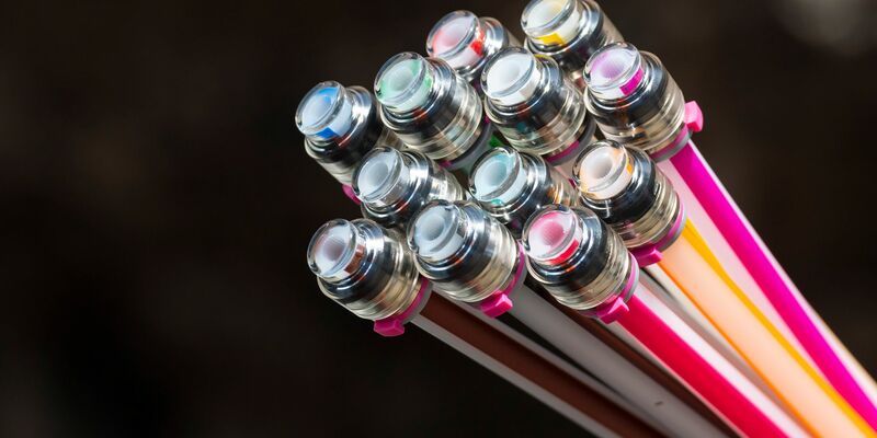 Schnelles Internet durch Glasfaser soll durch eine Kooperation schneller in Mietwohnungen kommen. - Foto: Matthias Rietschel/dpa-Zentralbild/dpa