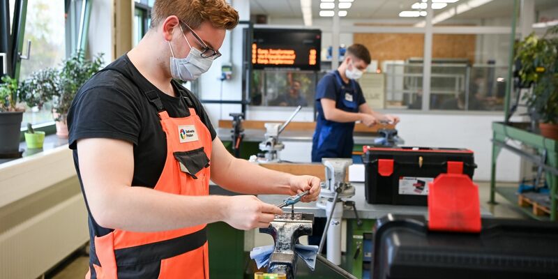 Ein Auszubildender bohrt ein Gewinde (Symbolbild). Die Unterschiede in den Gehältern für Auszubildende in Deutschland sind zum Teil sehr groß. - Foto: Jens Kalaene/dpa-Zentralbild/dpa