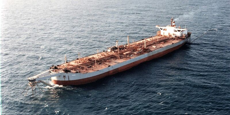 Der verwahrloste Öltanker «Safer» liegt seit Jahren vor der Küste. - Foto: -/Umweltorganisation Holm Akhdar/dpa