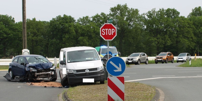 POL-COE: Ascheberg, B58/ Lkw und Auto kollidieren - Foto: presseportal.de