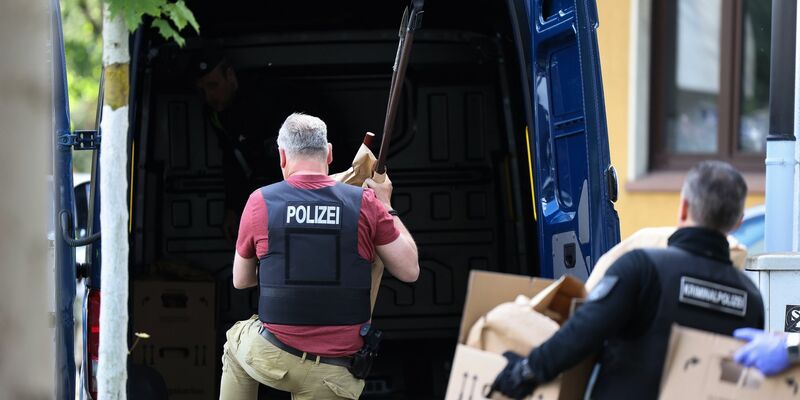Ein Polizeifahrzeug vor der Essener Grugahalle, wo am Wochenende die AfD ihren Parteitag abhalten wird. - Foto: David Young/dpa