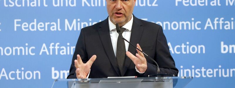 Robert Habeck (Bündnis 90/Die Grünen), Bundesminister für Wirtschaft und Klimaschutz, wirft der FDP «Wortbruch» vor. - Foto: Wolfgang Kumm/dpa
