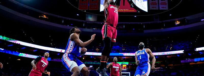 Jimmy Butler (oben) von den Miami Heat in Aktion gegen Tyrese Maxey (2.v.l, 0) und James Harden (1, 2.v.r) von den Philadelphia 76ers. - Foto: Matt Slocum/AP/dpa
