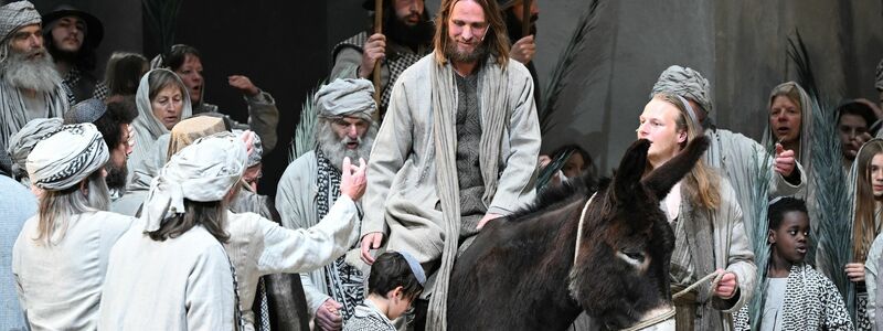 Der Jesusdarsteller Frederik Mayet auf einem Esel bei der Fotoprobe zu den 42. Oberammergauer Passionsspielen. - Foto: Angelika Warmuth/dpa