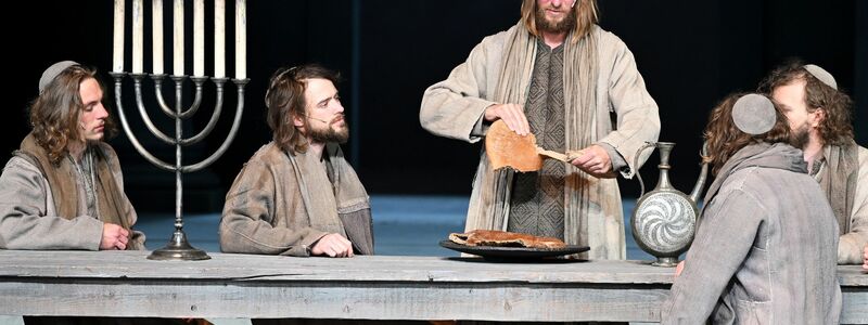 Jesus (Frederik Mayet, 3.v.l) beim letzten Abendmahl auf der Bühne. - Foto: Angelika Warmuth/dpa