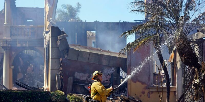 Heftige Winde breiten die Flammen in Kalifornien schnell aus.  - Foto: Marcio Jose Sanchez/AP/dpa