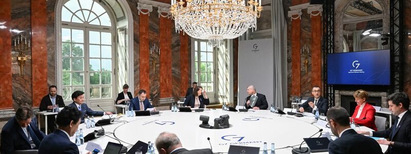 Bundesagrarminister Cem Özdemir (r) und seine G7-Amtskollegen haben den Tagungsort in Stuttgart gewechselt. - Foto: Bernd Weißbrod/dpa