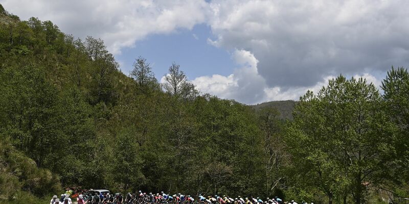 Das Fahrerfeld während der ersten Etappe des Giro d'Italia. - Foto: Fabio Ferrari/LaPresse via ZUMA Press/dpa