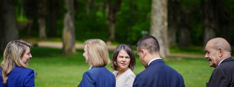 Bundesaußenministerin Annalena Baerbock (Grüne) mit ihren internationalen Kolleginnen und Kollegen beim G7-Gipfeltreffen am Weissenhäuser Strand. - Foto: Kay Nietfeld/dpa-Pool/dpa